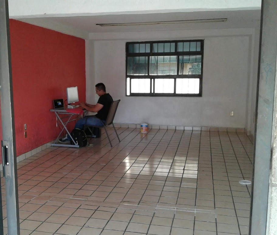 Rafael programando en una oficina en 2016
